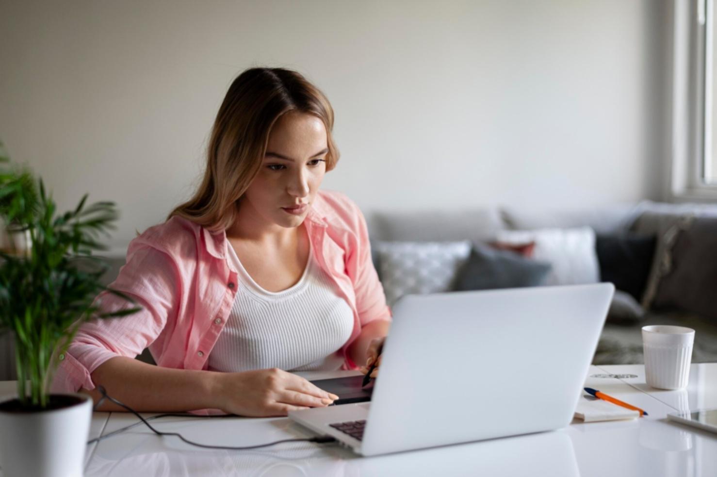 Arbeitsplatz mit Finanzunterlagen und Planungsmaterialien